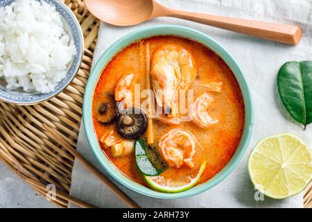 Lecker Tom Yam mit Garnelen, Würziger thailändischer Suppe Stockfoto