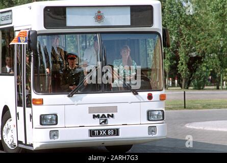 HRH Sarah, Duchess of York fährt einen Bus während eines Besuchs in Berlin, Westdeutschland - Mai 1989 Stockfoto