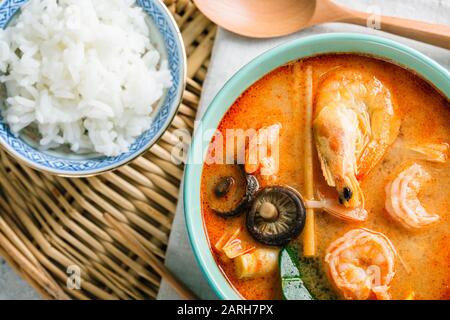 Lecker Tom Yam mit Garnelen und Shiitake-Pilzen, würzige thailändische Suppe Stockfoto