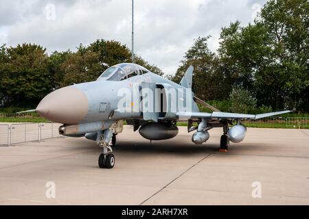 Leeuwarden, NIEDERLANDE - SEP 17, 2011: Deutsches Kampfflugzeug der Luftwaffe McDonnell Douglas F-4F Phantom II auf dem Asphalt von Leeuwarden ai Stockfoto