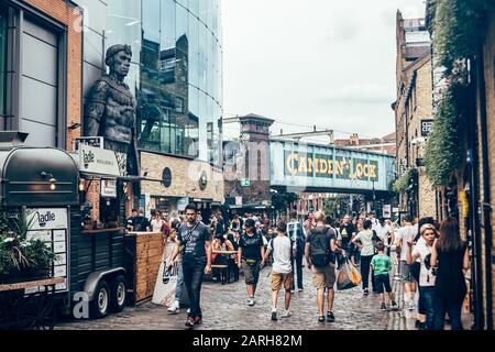 London/Großbritannien - 17. Juli 2019: Menschen, die am Stables Market spazieren, der sich im historischen ehemaligen Pickfords Stables and Horse Hospital in Camden Town befindet Stockfoto