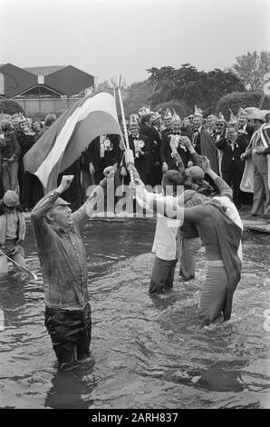 Weltmeisterschaft 74, Niederlande gegen Schweden 0-0, niederländische Helfer im Wasser mit Fahnen Datum: 19. Juni 1974 Schlagwörter: Sport, Anhänger, Fußball, Weltmeisterschaften Stockfoto