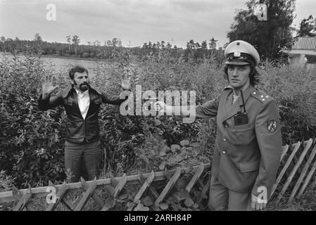 Weltmeisterschaft 74, niederländische Mannschaft in Hiltrup; Krol in Polizeiausrüstung am Hotel Datum: 2. Juli 1974 Schlagwörter: Polizei, Sport, Fußball, Fußball, Weltmeisterschaften Stockfoto