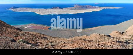 Panoramablick auf Mirador Del Rio auf Lanzarote, Kanarische Inseln, selektiver Fokus Stockfoto