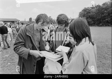 Weltmeisterschaft 74, niederländische Mannschaft in Hiltrup; NR. 13 Van Hanegem gibt Unterschriften ab Datum: 2. Juli 1974 Schlagwörter: Unterschriften, Sport, Fußball, Weltmeisterschaften Stockfoto