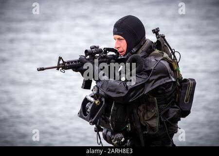 Den HELDER, NIEDERLANDE - Jun 23, 2013: Spezialeinsatztaucher während einer amphibischen Sturmdemo bei den Dutch Navy Days. Stockfoto