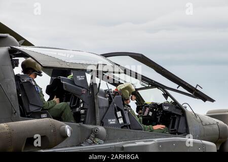 GILZE-RIJEN, NIEDERLANDE - Jun 20, 2014: Pilot und Schütze in einem AH-64 Apache Angriffshubschrauber. Stockfoto