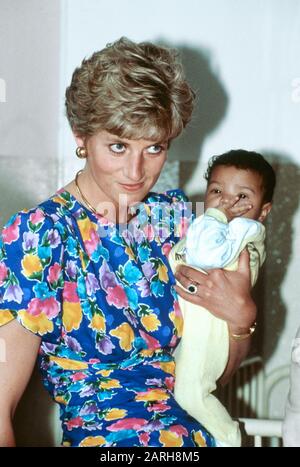 HRH-Prinzessin Diana hält ein Kind, das während eines Besuchs in einem Waisenhaus in Sao Paulo, Brasilien, im April 1991 mit HIV-AIDS betroffen ist Stockfoto