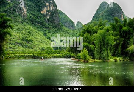 Touristenfahrt mit dem Boot auf dem Fluss Li, Kreuzfahrt zwischen Gulin und Yangshou. Dieser Teil der Provinz Guangxi ist ein sehr beliebter Touristenort, weil Stockfoto