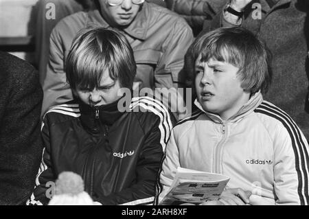 Weltmeisterschaften im Sprint-Skating in Alkmaar. Prinz Willem Alexander (l.) und Prinz Johan Friso (r.) auf den Tribünen Datum: 6. Februar 1982 Ort: Alkmaar, Noord-Holland Schlagwörter: Monarchie, Fürsten, Eiskunstlauf-Personalname: Johan Friso (Fürst Niederlande), Willem-Alexander (Prinz Niederlande) Stockfoto