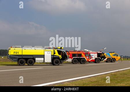 KLEINE BROGEL, Belgien - SEP 13, 2014: Verschiedene Versionen von Flughafen Feuerwehrautos auf dem Rollfeld des Kleine Brogel Airbase. Stockfoto