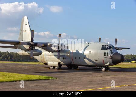 Kleine BROGEL, BELGIEN - 13. SEP 2014: Belgische Luftwaffe Lockheed C-130H Hercules Transportflugzeug auf dem Asphalt der Kleine-Brogel-Airbase. Stockfoto