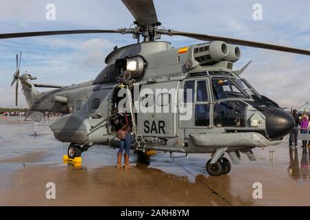 Torrejon, SPANIEN - 11. Oktober 2014: Spanische Luftstreitkräfte AS.332 Puma Militär-Kampfsuchungs- und Rettungshubschrauber auf dem Tarmac der Torrejon-Flugbasis. Stockfoto