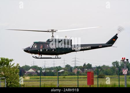 Bonn, DEUTSCHLAND - 22. MAI 2005: Deutsche Grenzpatrouille Eurocopter Bell 212 Huey Hubschrauber vom Flughafen Bonn-Hangelar. Stockfoto