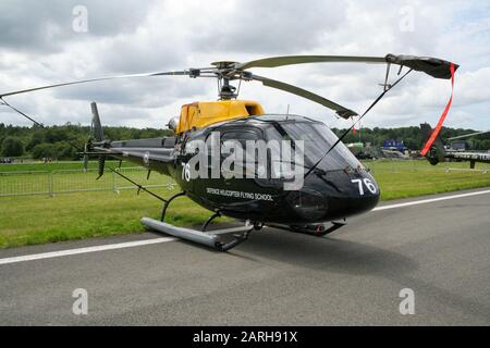 FLORENNES, BELGIEN - Jul 6, 2008: Eurocopter AS-350BB Squirrel HT.1 der britischen Royal Air Force (RAF) von der Defense Helicopter Flying School Stockfoto