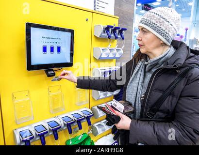 Samara, Russland - 12. Januar 2020: Ein Kunde wählt einen Barcode-Scanner im Lenta-Geschäft für Selbst-Schnellkauf-Waren aus Stockfoto