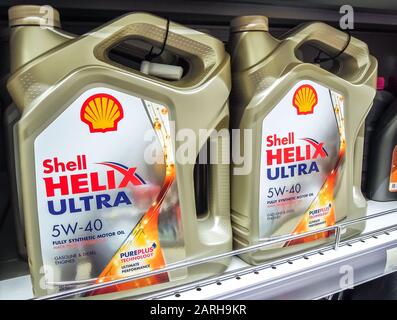 Samara, Russland - 25. Januar 2020: Shell Helix Ultra Motoröl in Kunststoffkanistern auf dem Regal im Superstore Stockfoto