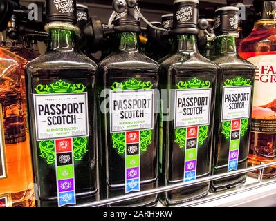 Samara, Russland - 25. Januar 2020: Passport Blended Scotch Whiskey Ready on the Shelf in Superstore. Verschiedene alkoholische Getränke in Flaschen und Stockfoto