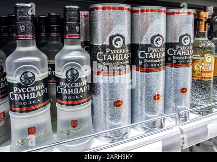 Samara, Russland - 25. Januar 2020: Russischer Standard-Wodka bereit für den Verkauf im Regal im Superstore. Verschiedene alkoholische Getränke in Flaschen Stockfoto