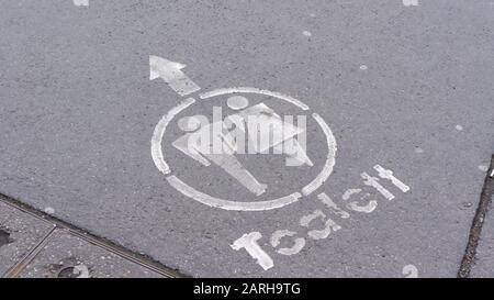 Richtungsschild für Toiletten mit männlichem und weiblichem Schild Stockfoto