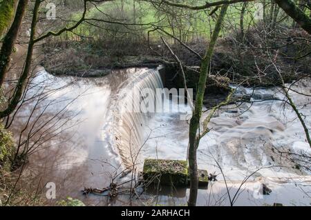 Um den UK - Eine Wehr auf dem Fluss Schafgarbe am Stadtrand von Chorley, Lancashire, Großbritannien Stockfoto