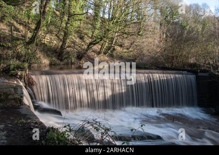 Um den UK - Eine Wehr auf dem Fluss Schafgarbe am Stadtrand von Chorley, Lancashire, Großbritannien Stockfoto