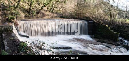 Um den UK - Eine Wehr auf dem Fluss Schafgarbe am Stadtrand von Chorley, Lancashire, Großbritannien Stockfoto