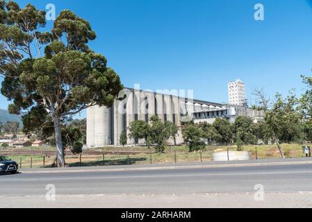 Caledon, Westkaper, Südafrika. Dezember 2019. Große Betonkörnersilos am Rande dieser Stadt, die sich in der Region Overberg befinden. Stockfoto