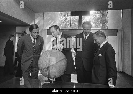 Z. K. H. PR. Claus an der Rezeption. US-Astronaut James Lovell in der US-Botschaft in den Haag: Z. K. H. Pr. Datum: 21.August 1969 Ort: Den Haag, Zuid-Holland Schlüsselwörter: Belege, Botschaften, Botschafter, Astronauten, Princes persönlicher Name: Claus, Prinz Stockfoto