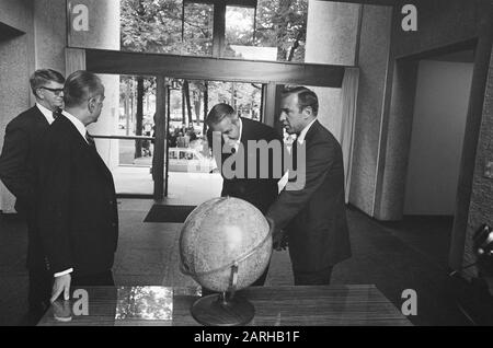 Z. K. H. PR. Claus an der Rezeption. US-Astronaut James Lovell in der US-Botschaft in den Haag: Z. K. H. Pr. Datum: 21.August 1969 Ort: Den Haag, Zuid-Holland Schlüsselwörter: Belege, Botschaften, Botschafter, Astronauten, Princes persönlicher Name: Claus, Prinz Stockfoto