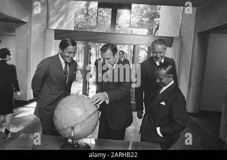 Z. K. H. PR. Claus an der Rezeption. US-Astronaut James Lovell in der US-Botschaft in den Haag: Z. K. H. Pr. Datum: 21.August 1969 Ort: Den Haag, Zuid-Holland Schlüsselwörter: Belege, Botschaften, Botschafter, Astronauten, Princes persönlicher Name: Claus, Prinz Stockfoto