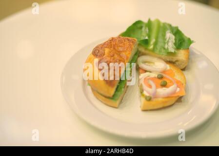 Bagel mit Lachs und Gemüse serviert am Tisch Stockfoto