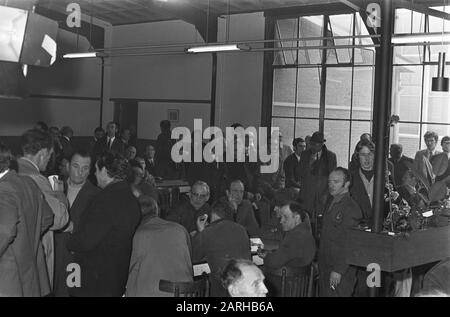 Drohender Konkurs im Werk der Swarttouw Construction Workshops Zimmer mit Personal Datum: 12. März 1971 Standort: Schiedam, Zuid-Holland Schlüsselwörter: Arbeiter, Arbeitskonflikte, Faktoren, Name der Metallindustrie: Swarttouw Stockfoto