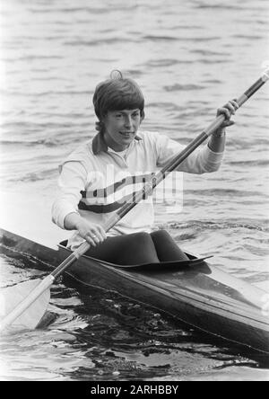 Zaan Regatta Kanufahren in Zaandam, ans Stormink Vriends Aktion Datum: 9. Juni 1974 Ort: Noord-Holland, Zaandam, Zaanstad Schlüsselwörter: Canoen Stockfoto