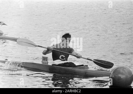 Zaan Regatta Kanufahren in Zaandam, Paul Hoekstra in Aktion Datum: 9. Juni 1974 Ort: Noord-Holland, Zaandam, Zaanstad Schlüsselwörter: Kanoen Personname: Hoekstra, Paul Stockfoto