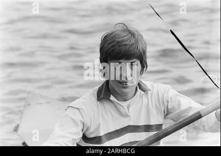 Zaan Regatta Kanufahren in Zaandam, ans Stormink Vriends Pop Datum: 9. Juni 1974 Ort: Noord-Holland, Zaandam, Zaanstad Schlüsselwörter: Kanoen Stockfoto