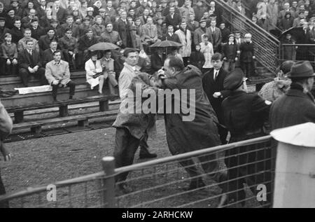 Fußballspiel Fortuna 54 - Feyenoord te Geleen (2-6) Fighting Supporters Annotation: Marginaler Negativstreifen: Nr. 22 Fighting Supporters. NR. 23 Dullens wurde weggetragen Datum: 27. November 1966 Ort: Geleen, Limburger Schlüsselwörter: Sport, Anhänger, Schlägereien, Name der Fußballeinrichtung: Feyenoord Stockfoto