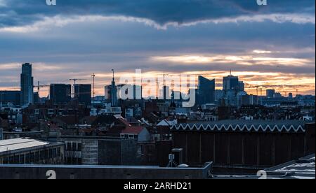 Jette, Region Brüssel-Hauptstadt/ Belgien - 01 24 2020: Besonders großer Panoramablick über die Skyline von Nord-, West- und Mittel-Brüssel bei Sonnenaufgang Stockfoto