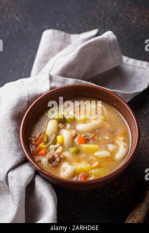 Suppe mit Gemüse- und Hackfleisch/Faschiertem Stockfoto