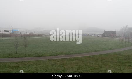 Molenbeek, Brüssel/Belgien - 16 1 2020 Der Stadtumbau L28 und Taxis in einer Nebelschicht Stockfoto