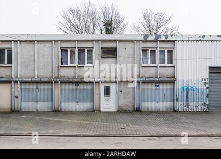 Molenbeek, Region Brüssel-Hauptstadt / Belgien - 01 25 2020: Vintage-Containerhaus mit Industrie-Garage Stockfoto