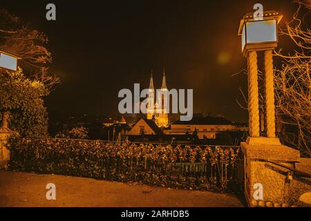 Die Kathedrale von Zagreb und die Marienkirche in der Nacht von der Oberstadt. Hauptstadt Kroatiens, Panoramaaussicht Stockfoto