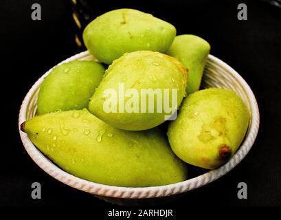 Grüne Mangos in einem Korb Stockfoto