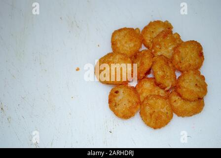 Ein Haufen von Hash Browns auf einem Gut verwendet Schneidebrett Stockfoto