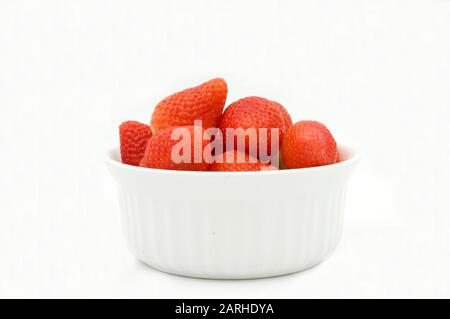 Erdbeeren in einer Schüssel isoliert auf weißem Hintergrund Stockfoto