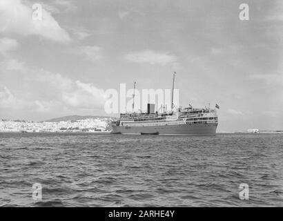 Seereise mit MS Baloeran Blick auf das Passagierschiff Baloeran aus Tanger. Anmerkung: Dieses Foto ist Teil einer Reihe von Fotos von einer Reise mit der MS Baloeran van The Rotterdam-Lloyd Datum: 1935 Ort: Marokko, Tanger Schlüsselwörter: Häfen, Schiffe Stockfoto