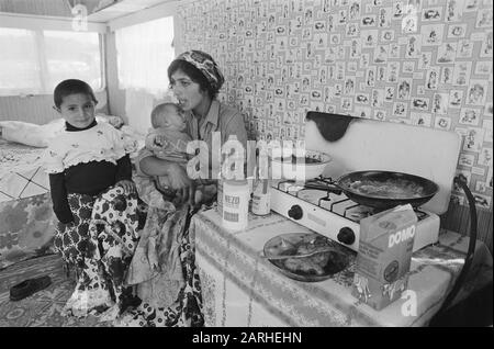 Zigeuner stehen immer noch in den Haag; Zigeunerfrau, OP-Datum: 8. juli 1981 Ort: Den Haag, Zuid-Holland Schlüsselwörter: Zigeuner, Frauen Stockfoto