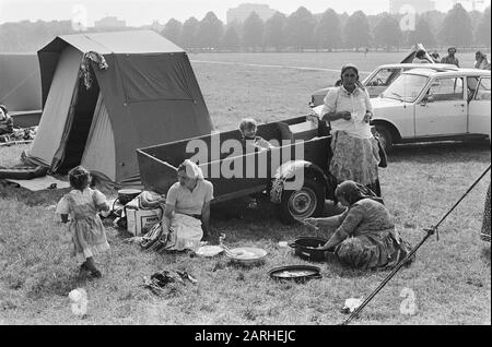 Zigeuner sind immer noch in den Haag; Zigeunerfrauen machen das Essen fertig Datum: 8. Juli 1981 Ort: Den Haag, Zuid-Holland Schlüsselwörter: Zigeuner Stockfoto