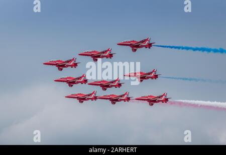 Die roten Pfeile der britischen Royal Air Force zeigen das Team an. Fliegen in BAE Hawk T Mk1 Jets. Stockfoto