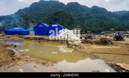 LEBAK, BANTEN - JANUARI 23, 2020: Blitzüberschwemmungen trafen den Bezirk Lebak in der Provinz Banten, Indonesien zu Beginn des neuen Jahres am 1. Januar 2020 Stockfoto